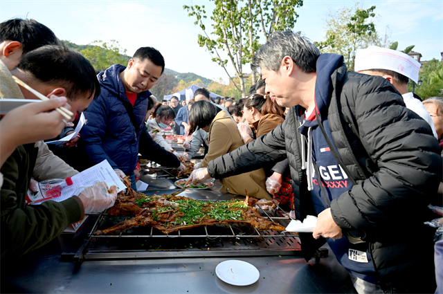 評委現(xiàn)場通過綜合打分評選出特色烤羊。雷鍵 攝