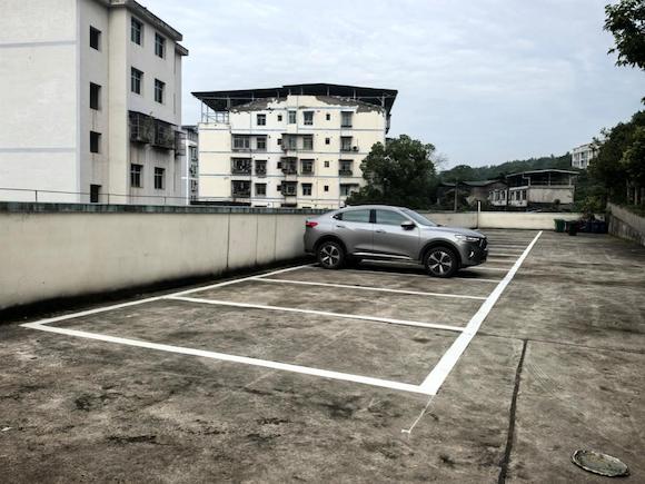 農貿市場停車場規(guī)劃的停車位。涪陵區(qū)石沱鎮(zhèn)供圖