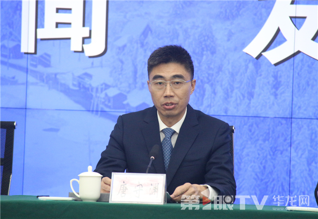 中共丰都县委副书记、县人民政府县长唐守渊。第1眼TV-华龙网 黄欢 摄