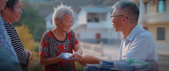 人大代表為村民講解種植技術(shù)。涪陵區(qū)二渡村供圖