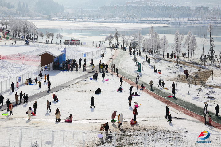 市民享受冰雪的樂趣。