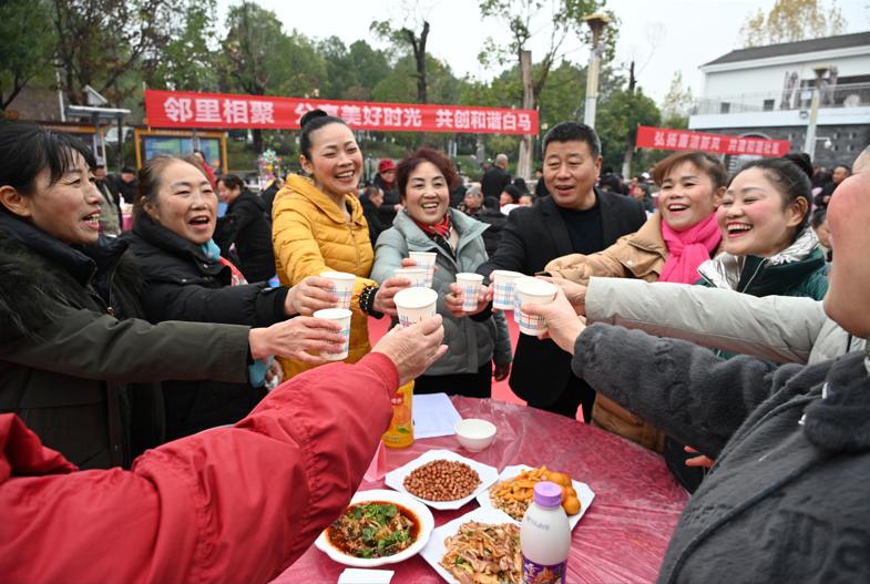 居民們?cè)卩徖锕?jié)上舉杯慶祝。禮嘉街道供圖 第1眼TV-華龍網(wǎng)發(fā)