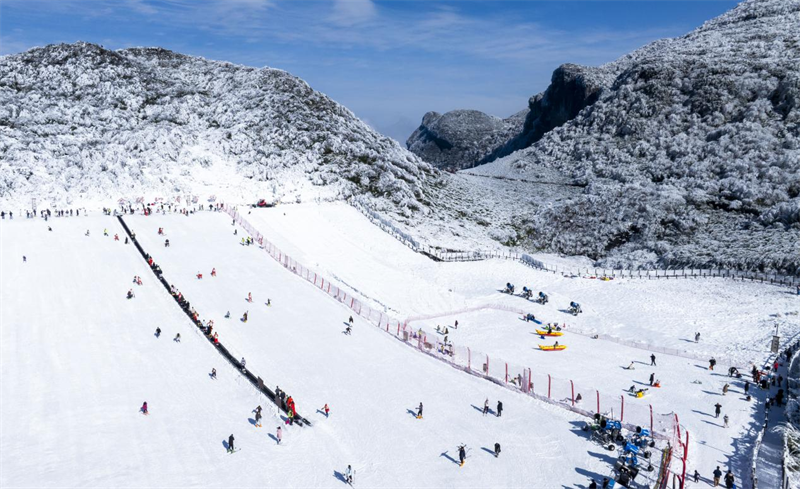 游客在金佛山景區(qū)滑雪場滑雪。通訊員 甘昊旻 攝