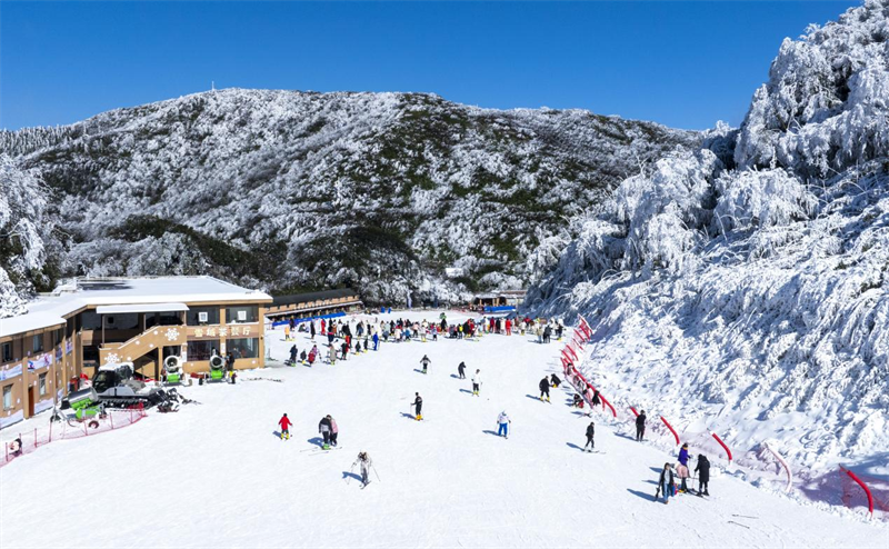 游客體驗冰雪樂趣。通訊員 甘昊旻 攝