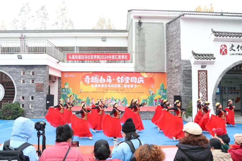 白馬社區(qū)合美藝術(shù)團(tuán)表演舞蹈。禮嘉街道供圖 第1眼TV-華龍網(wǎng)發(fā)