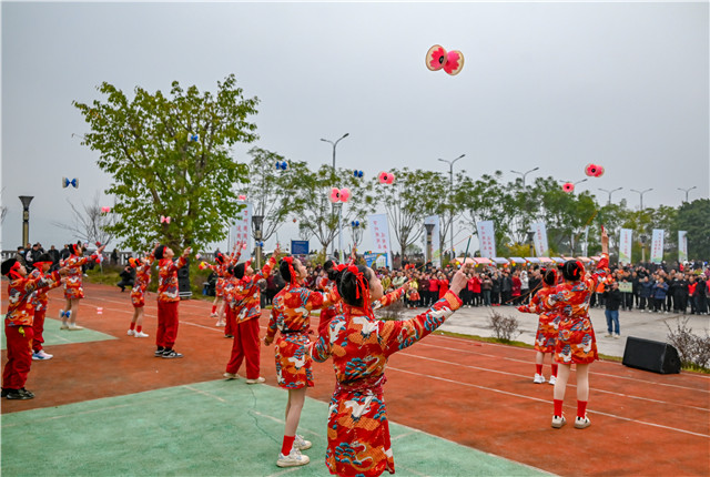 精彩絕倫抖空竹。付作僑 攝