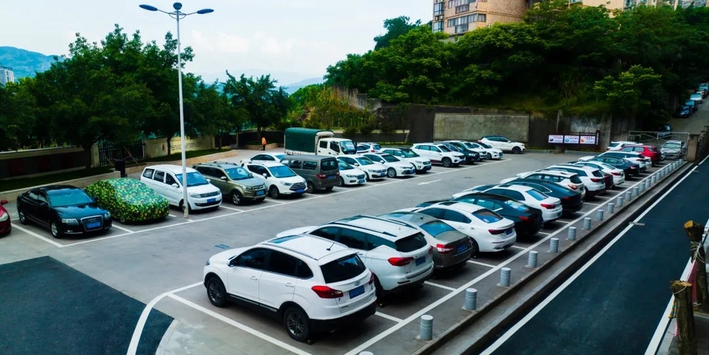 老舊小區(qū)小微停車場。豐都縣住房和城鄉(xiāng)建設(shè)委員會供圖