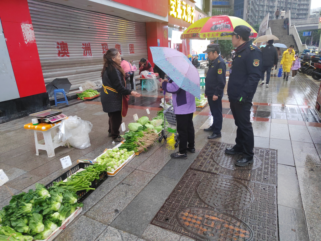 馬路辦公，收集擺攤群眾意見。沙坪壩區(qū)城市管理局供圖