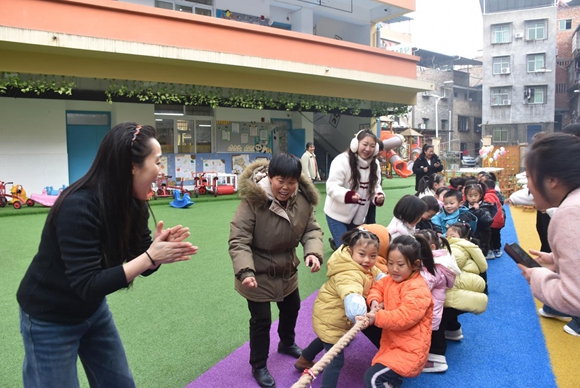 拔河比賽。奉節(jié)縣新民鎮(zhèn)中心幼兒園供圖