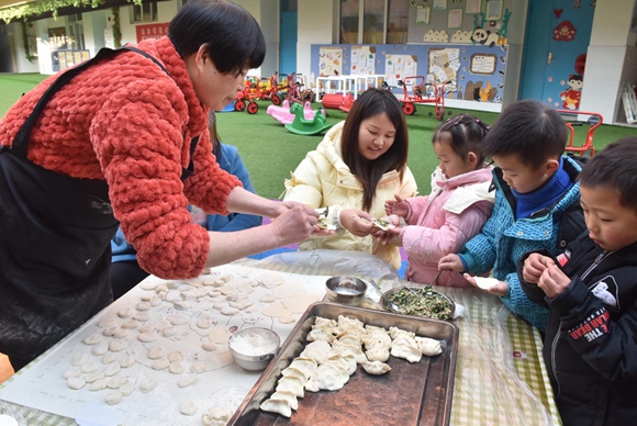 孩子和家長一起包餃子。奉節(jié)縣新民鎮(zhèn)中心幼兒園供圖