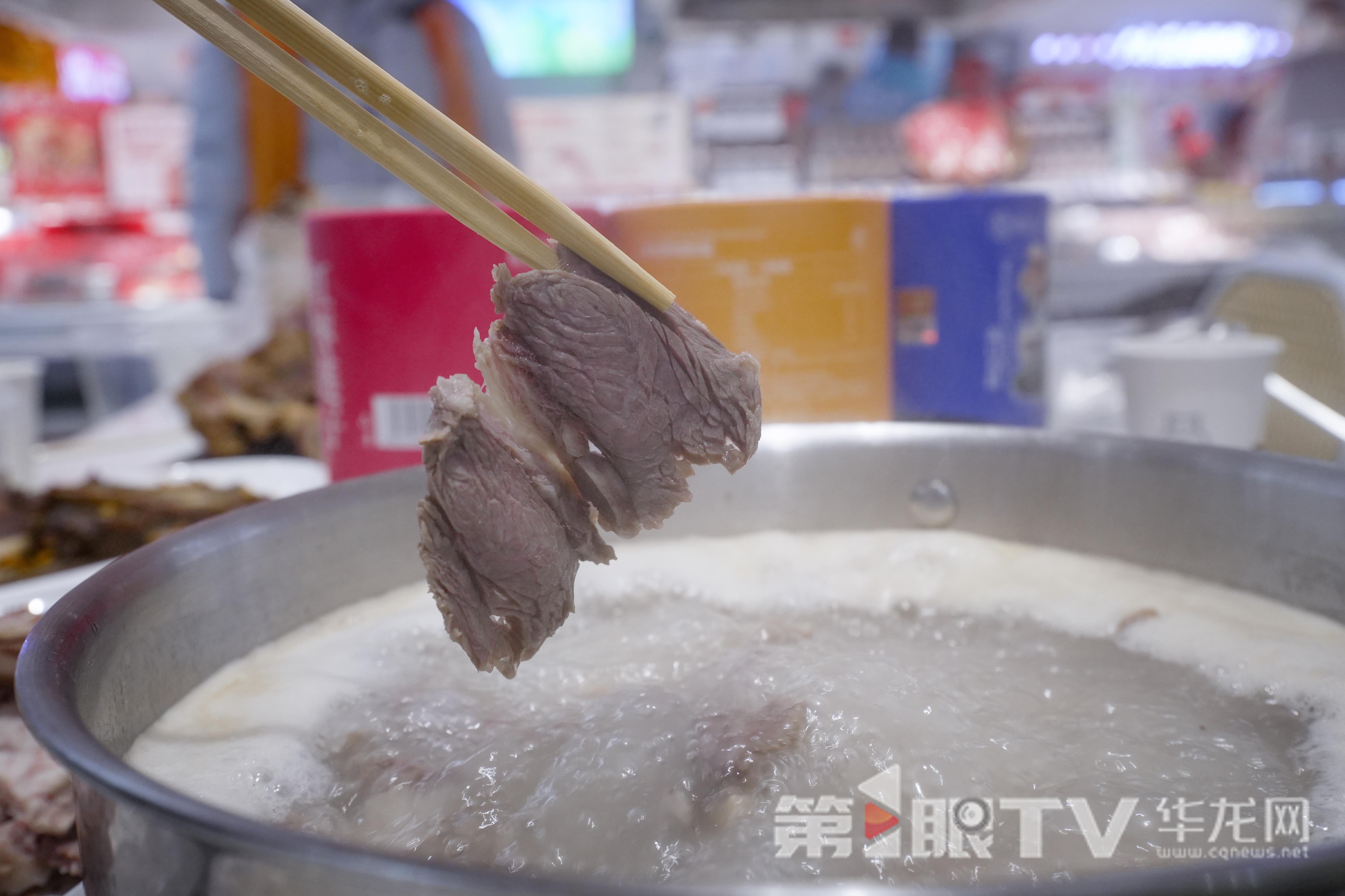 市民品尝羊肉。第1眼TV-华龙网记者 李一鸣 摄