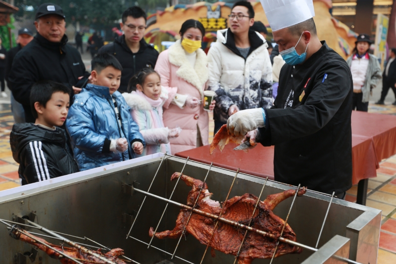 游客们提前感受温馨喜悦的中国年味。受访者供图