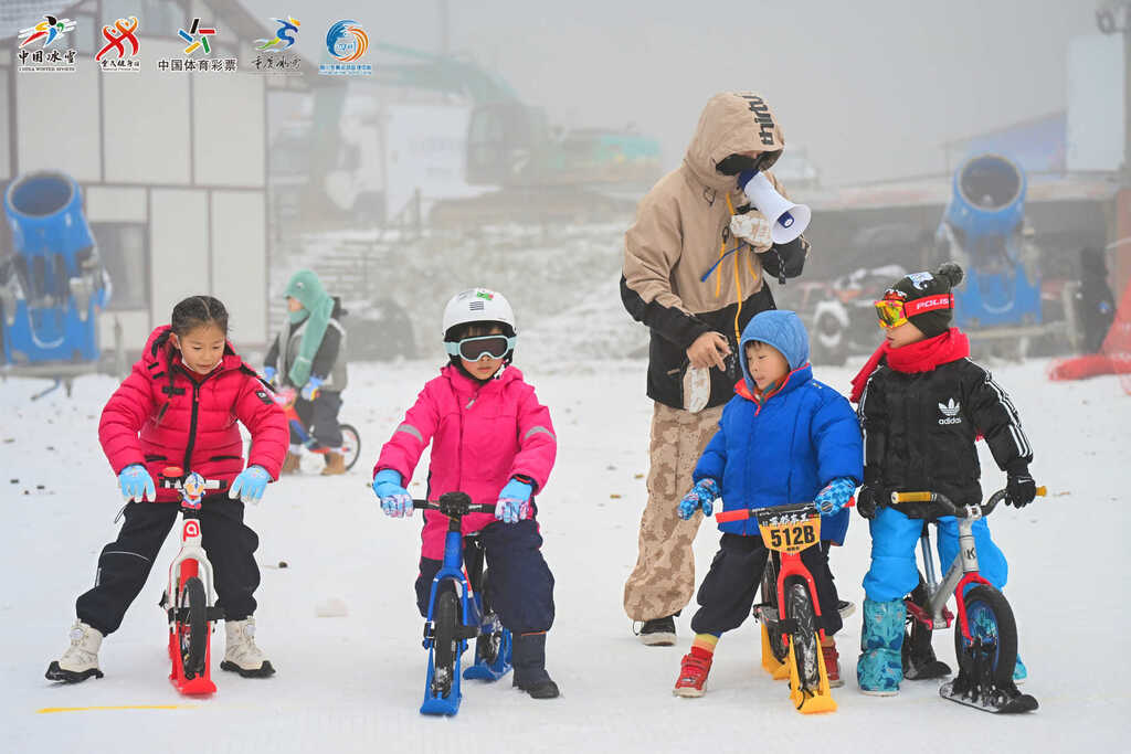 萌娃专属“雪地平衡车”。受访者供图