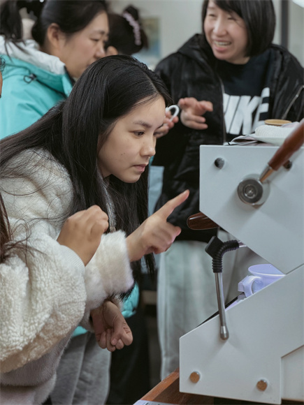 学院认真听讲。申婷婷摄