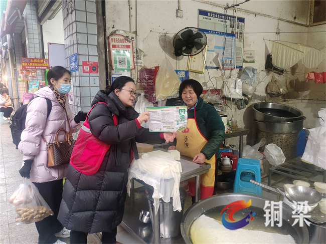 志愿者深入商户店铺开展“垃圾分类进商超”主题宣传活动。铜梁区融媒体中心供图