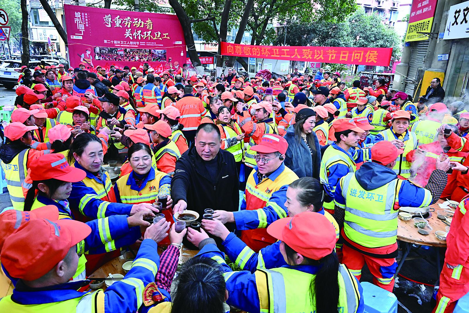 冬至请环卫工免费吃羊肉汤锅 他在街头摆下60多桌“坝坝席”