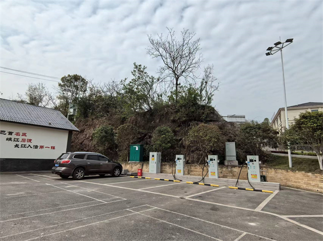 嘉善公園停車場便民充電站建成后，為周圍群眾提供了極大便利。 涪陵區(qū)石沱鎮(zhèn)供圖