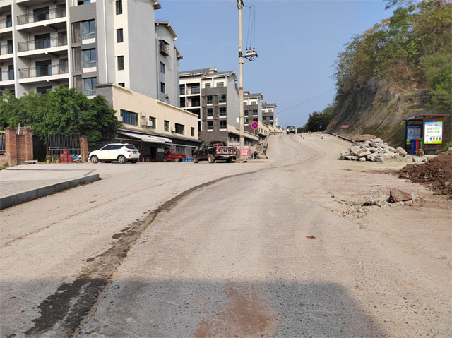 嘉善路移民文化廣場路段改造前。涪陵區(qū)石沱鎮(zhèn)供圖