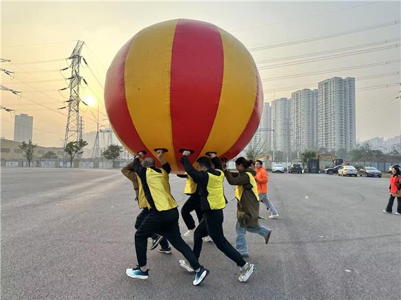 参赛队员全力以赴完成比赛。香炉山街道供图