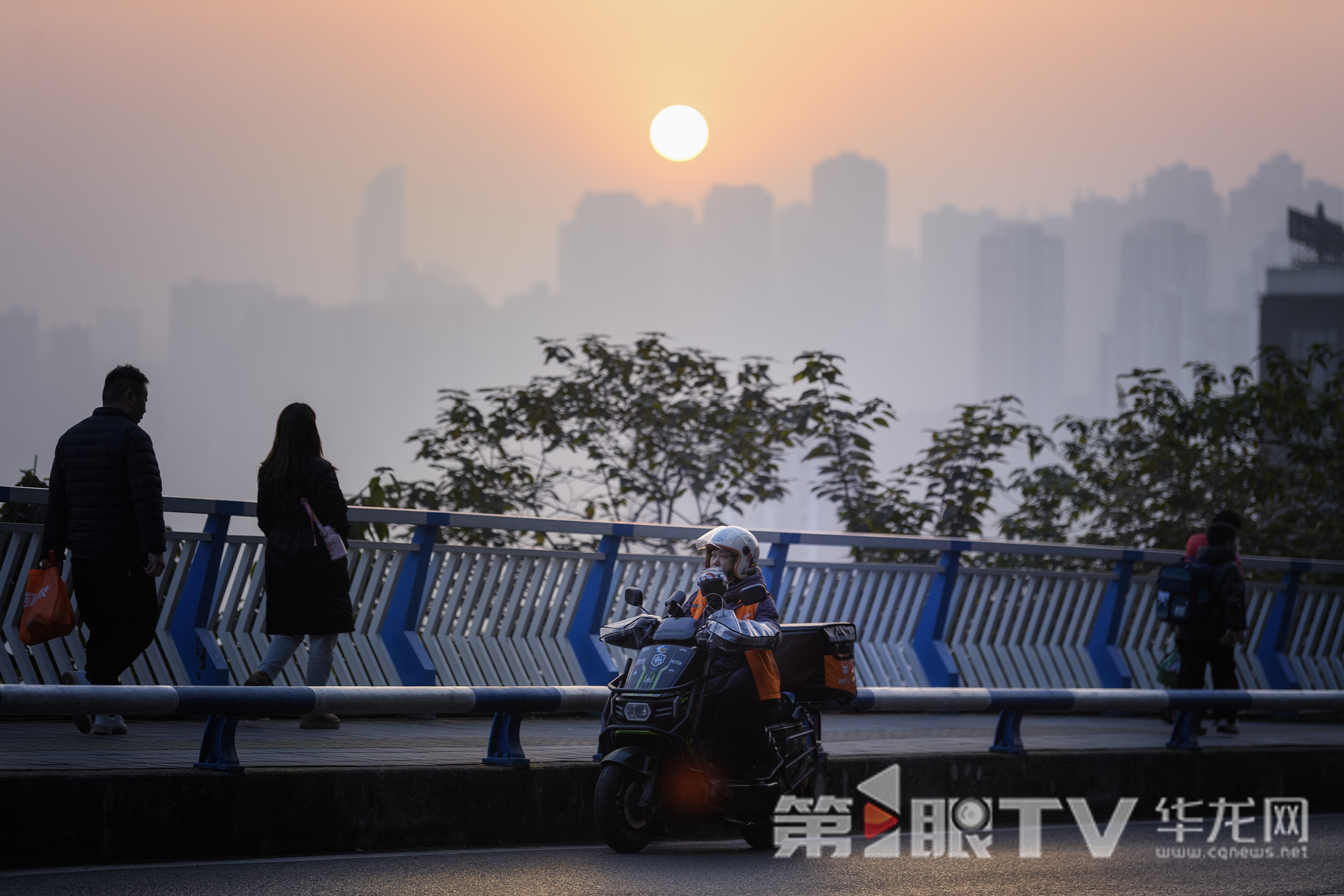 落日余晖下，吕英还在跑单。