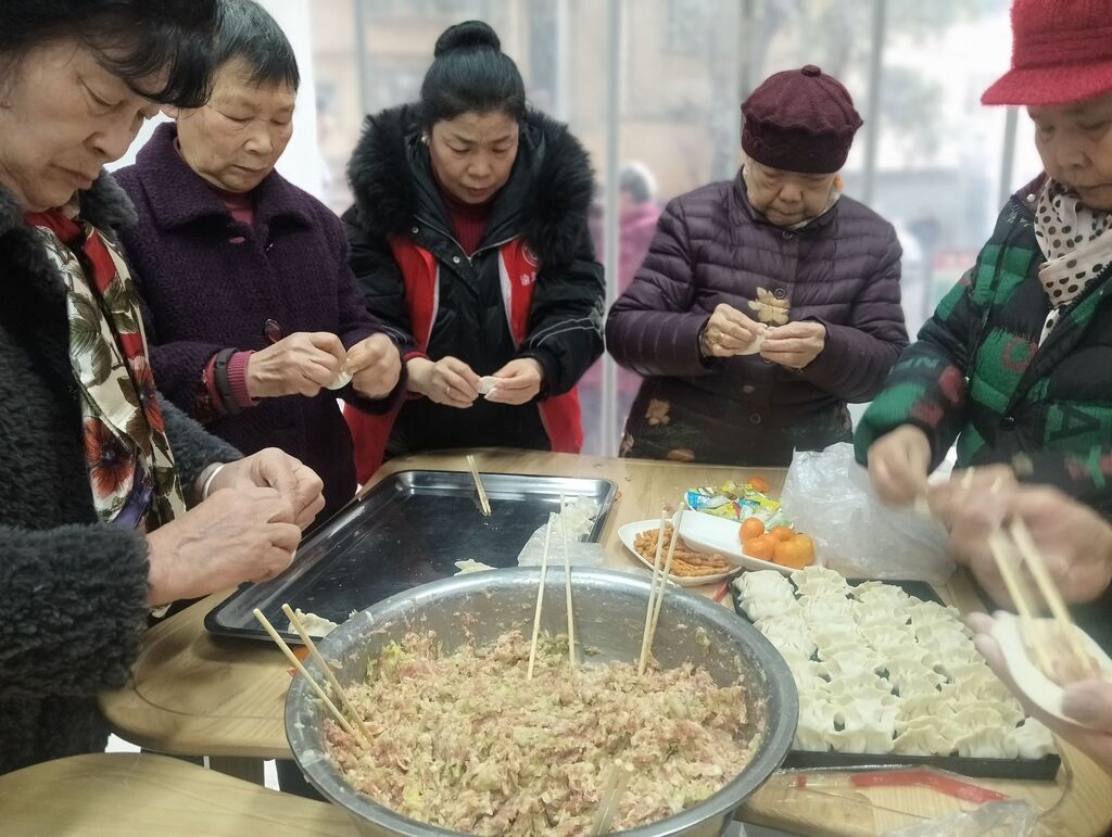 临港社区养老服务站喜迎元旦包饺子活动现场。活动主办方供图