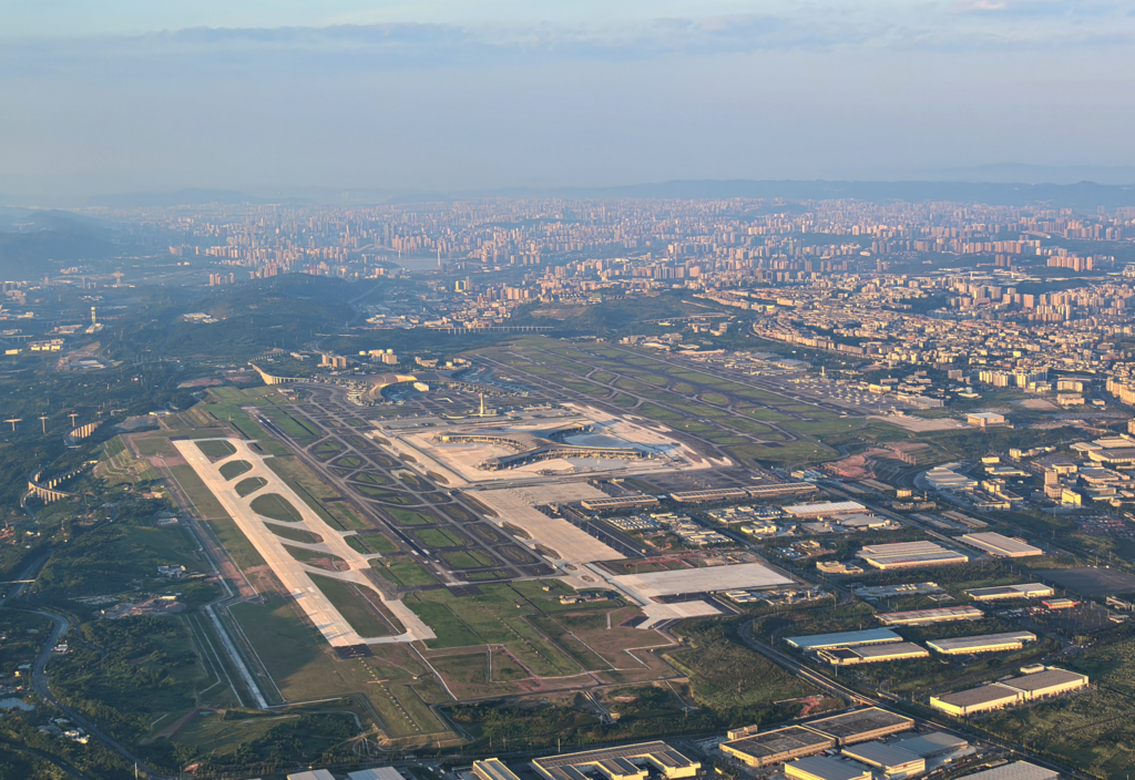 嶄新的重慶江北國際機場第四跑道即將投用。（左側）江北國際機場供圖