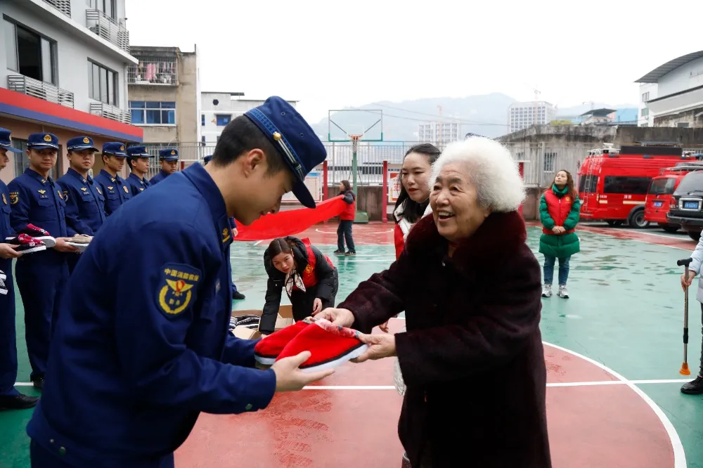 數(shù)九寒天，張承蕓又為消防指戰(zhàn)員送上她親手縫制的60雙布鞋。通訊員 代娟 攝