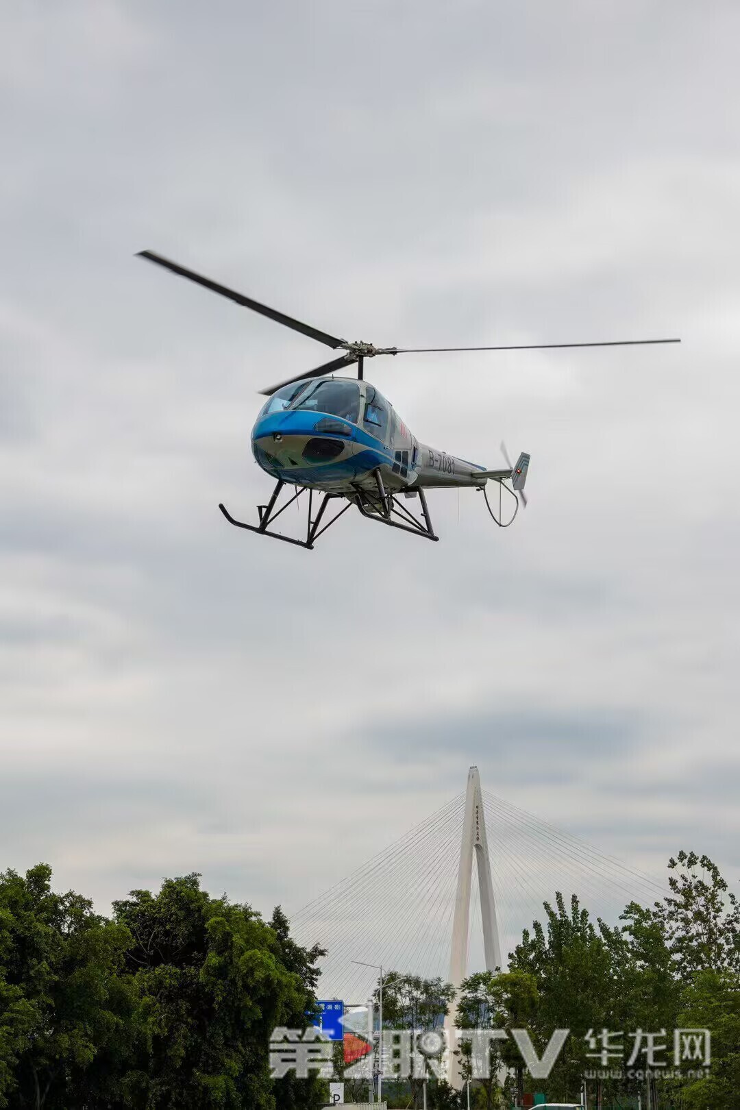 今年4月底,重庆首条直升机低空游览长江线路正式运营。第1眼TV-华龙网记者 石涛 摄