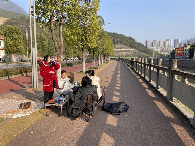 市民享受著愜意的休閑時(shí)光。巫溪縣融媒體中心供圖