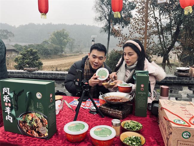 网络达人通过直播带货销售同乐羊肉”特色食品。第1眼TV-华龙网讯记者 李黎 摄