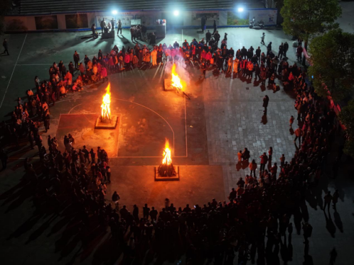 篝火晚會點亮夜晚。廟壩鎮(zhèn)供圖