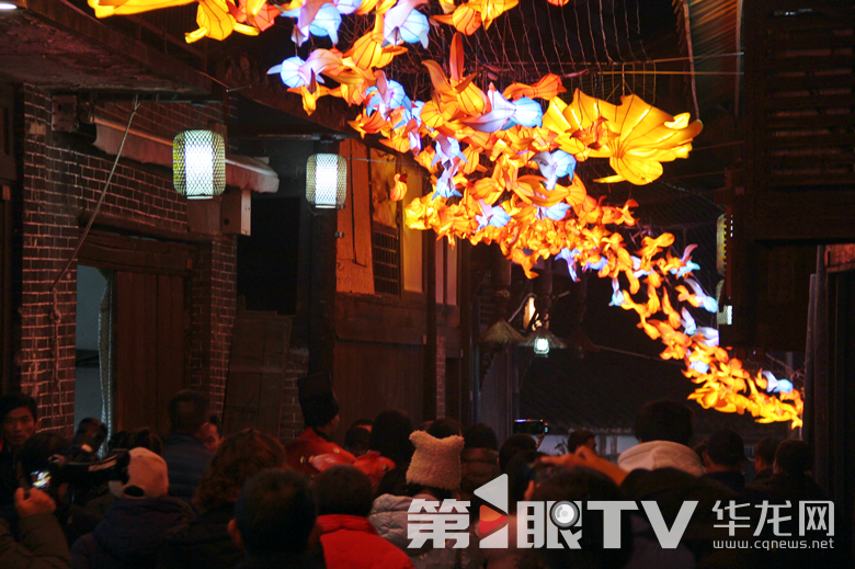 松溉古鎮(zhèn)正街鋪滿(mǎn)靈動(dòng)的魚(yú)燈。第1眼TV-華龍網(wǎng) 張穎綠蕎 攝