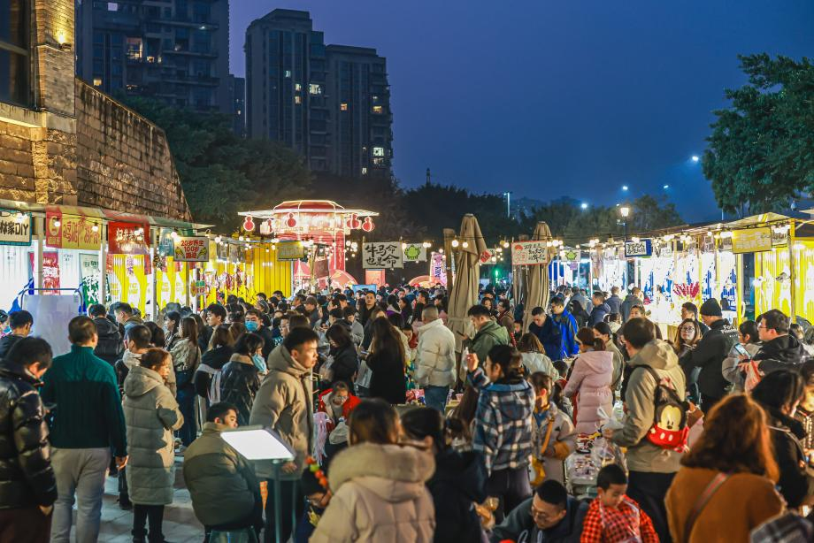 重庆天地“新有福蛇”美陈展邀你感受浓浓年味2