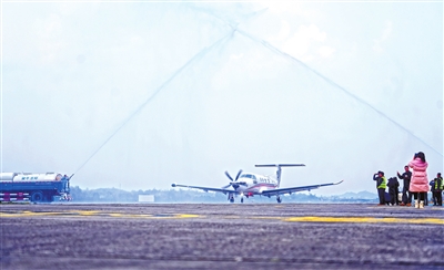 日前，來自四川北川的一架皮拉圖斯PC-12飛機降落在梁平機場。圖為航班舉行過水門儀式。記者 向成國 攝