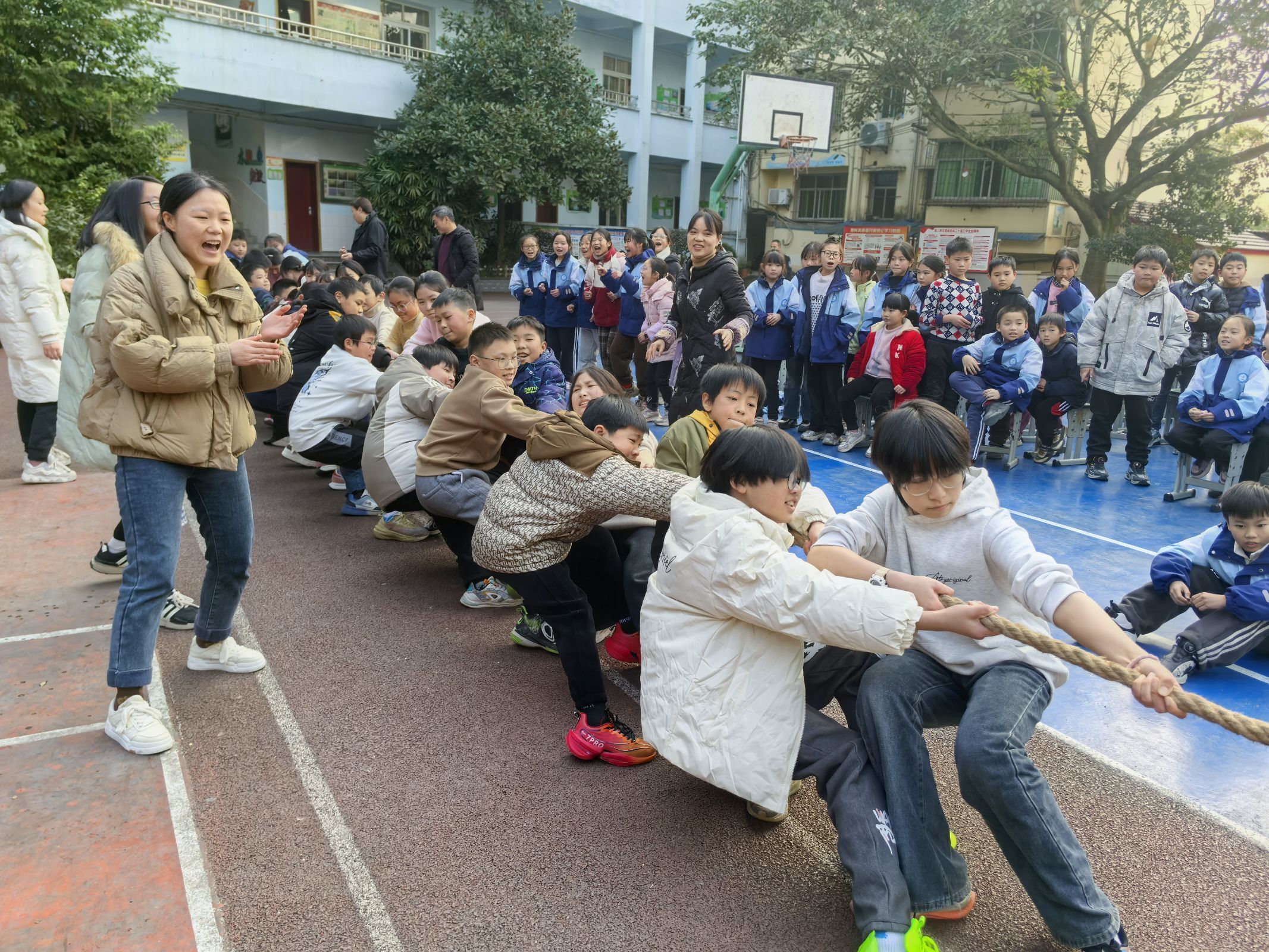 科技迎新 童创未来 合川渭溪小学举办首届“水韵”科技节暨2025庆元旦活动