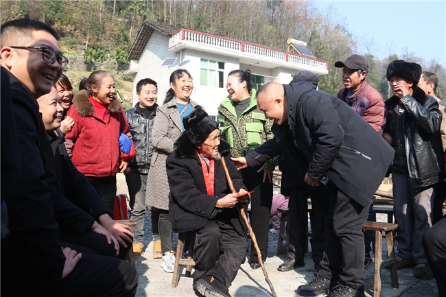 秀山县退役军人事务局工作人员慰问退役老兵杨明清。通讯员 吴华 摄