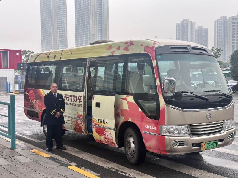 定制公交“天宮纜車”開(kāi)行。重慶兩江公交供圖