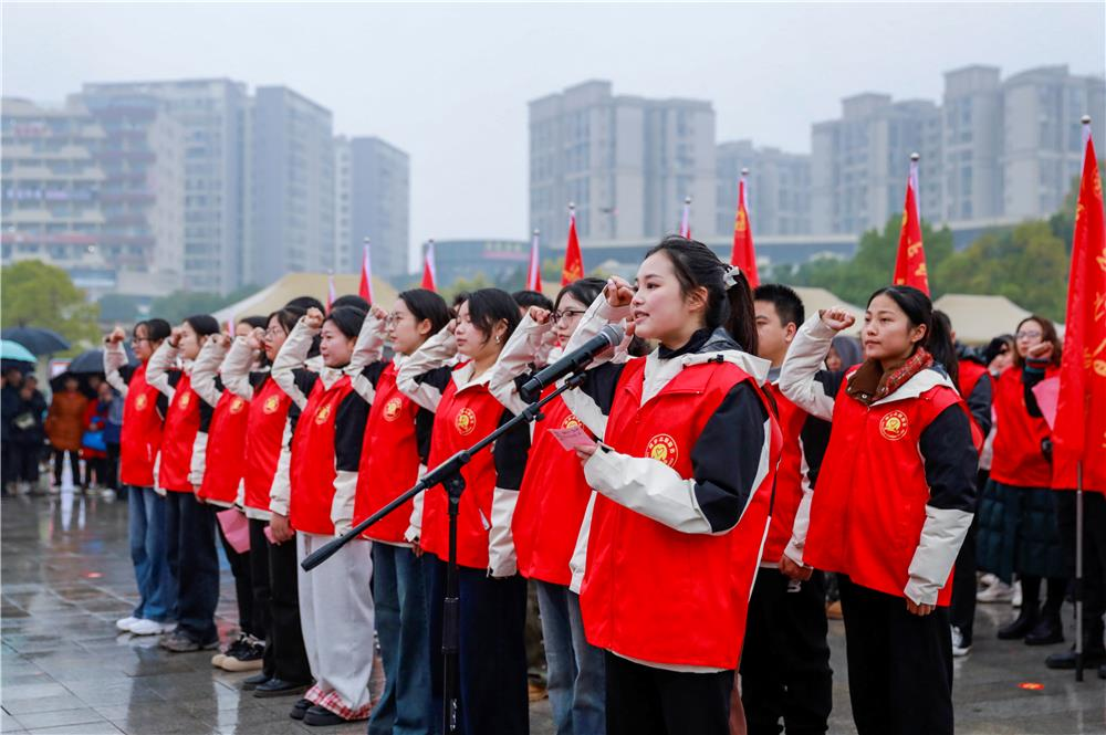 志愿者進行集中宣誓。梁平區(qū)融媒體中心供圖