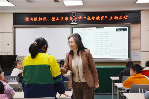 讲座现场，李华老师正在和学生互动问答。壁山区妇联供图