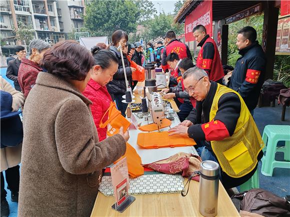 社區(qū)志愿者為居民提供縫補(bǔ)維修服務(wù)。禮嘉街道供圖  第1眼TV-華龍網(wǎng)發(fā)