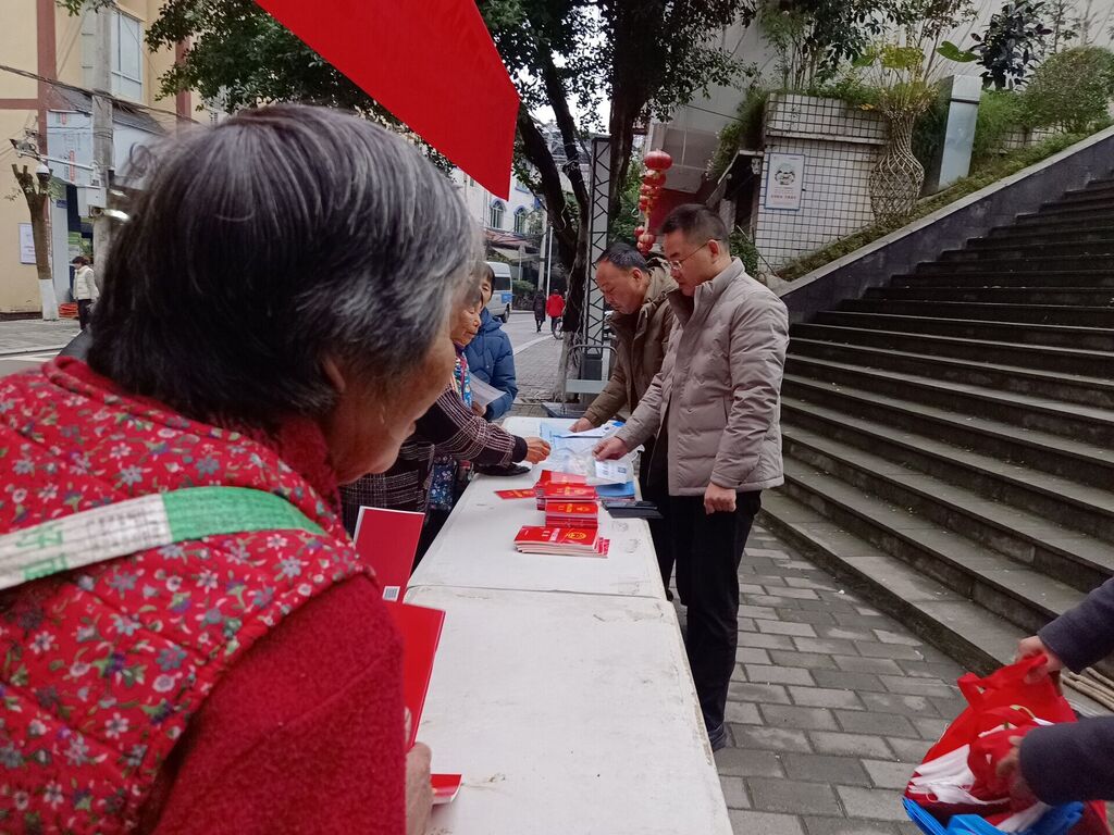 普法小攤。涪陵區(qū)石沱鎮(zhèn)供圖