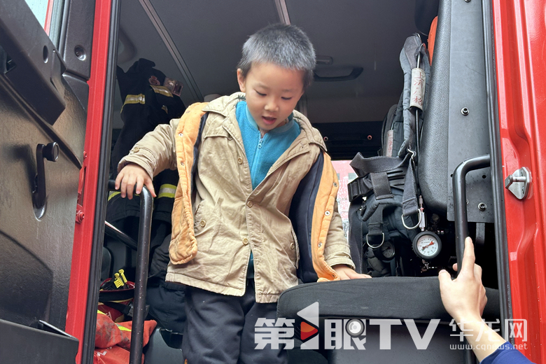 孩子試乘消防車。第1眼TV-華龍網(wǎng) 張穎綠蕎 攝