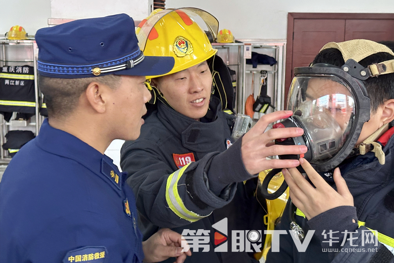 孩子試穿消防服并佩戴壓縮空氣呼吸器。第1眼TV-華龍網(wǎng) 張穎綠蕎 攝