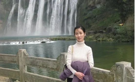高校教授“高调”简介刷屏!曾有学生减重70斤,团队总出学霸