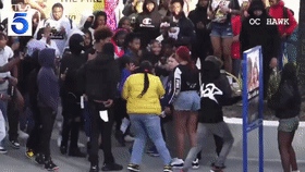 美国两女子街头互殴引200人围观，不久一青少年遭枪击