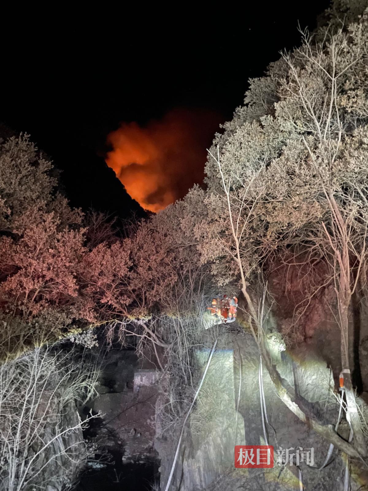 直击消防挺进雅江火场：森林消防员负重数十斤凌晨进火场，在超70度陡坡上彻夜奋战