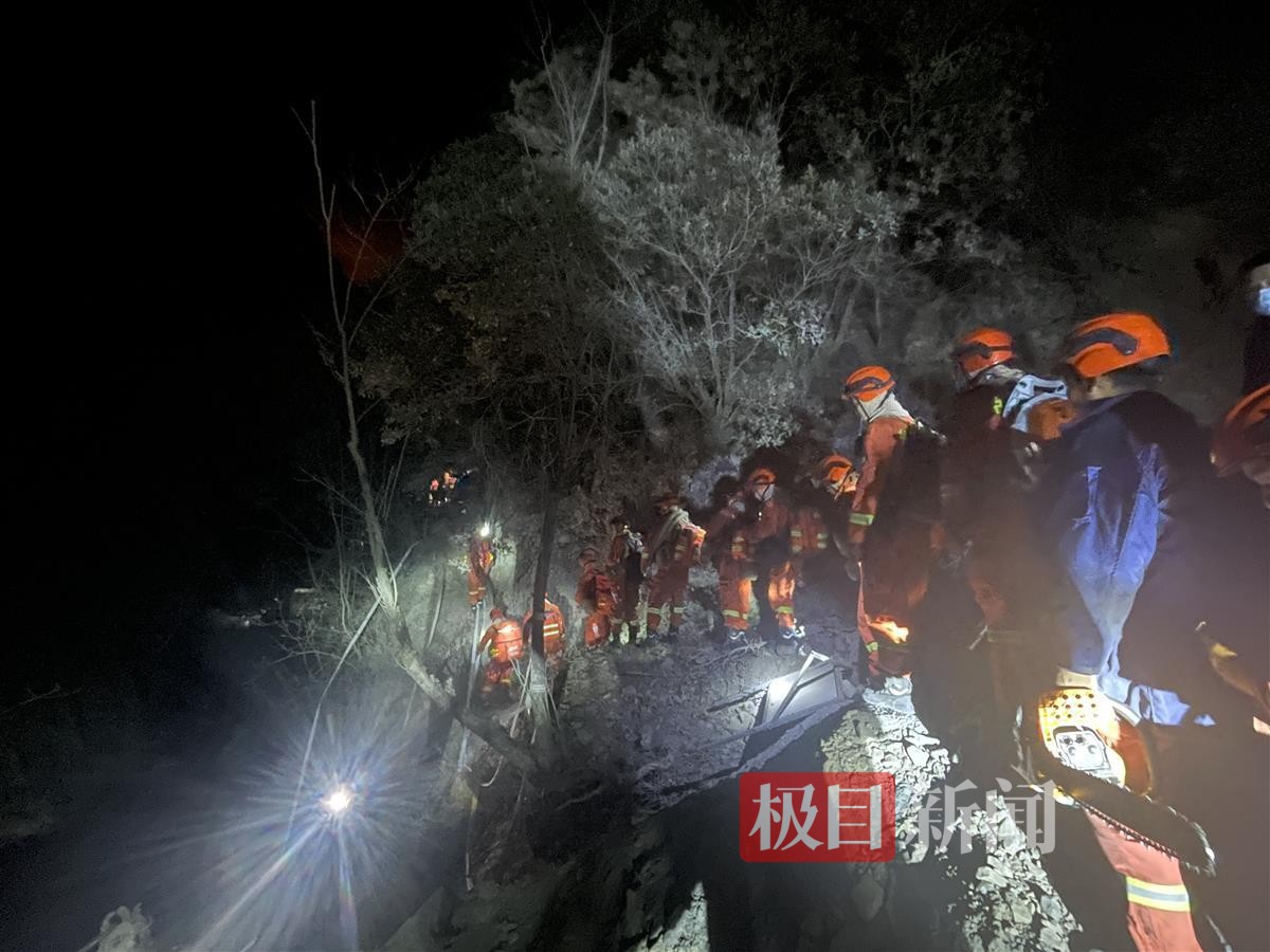 直击消防挺进雅江火场：森林消防员负重数十斤凌晨进火场，在超70度陡坡上彻夜奋战