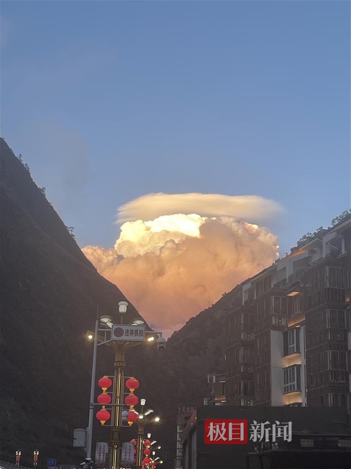 直击消防挺进雅江火场：森林消防员负重数十斤凌晨进火场，在超70度陡坡上彻夜奋战