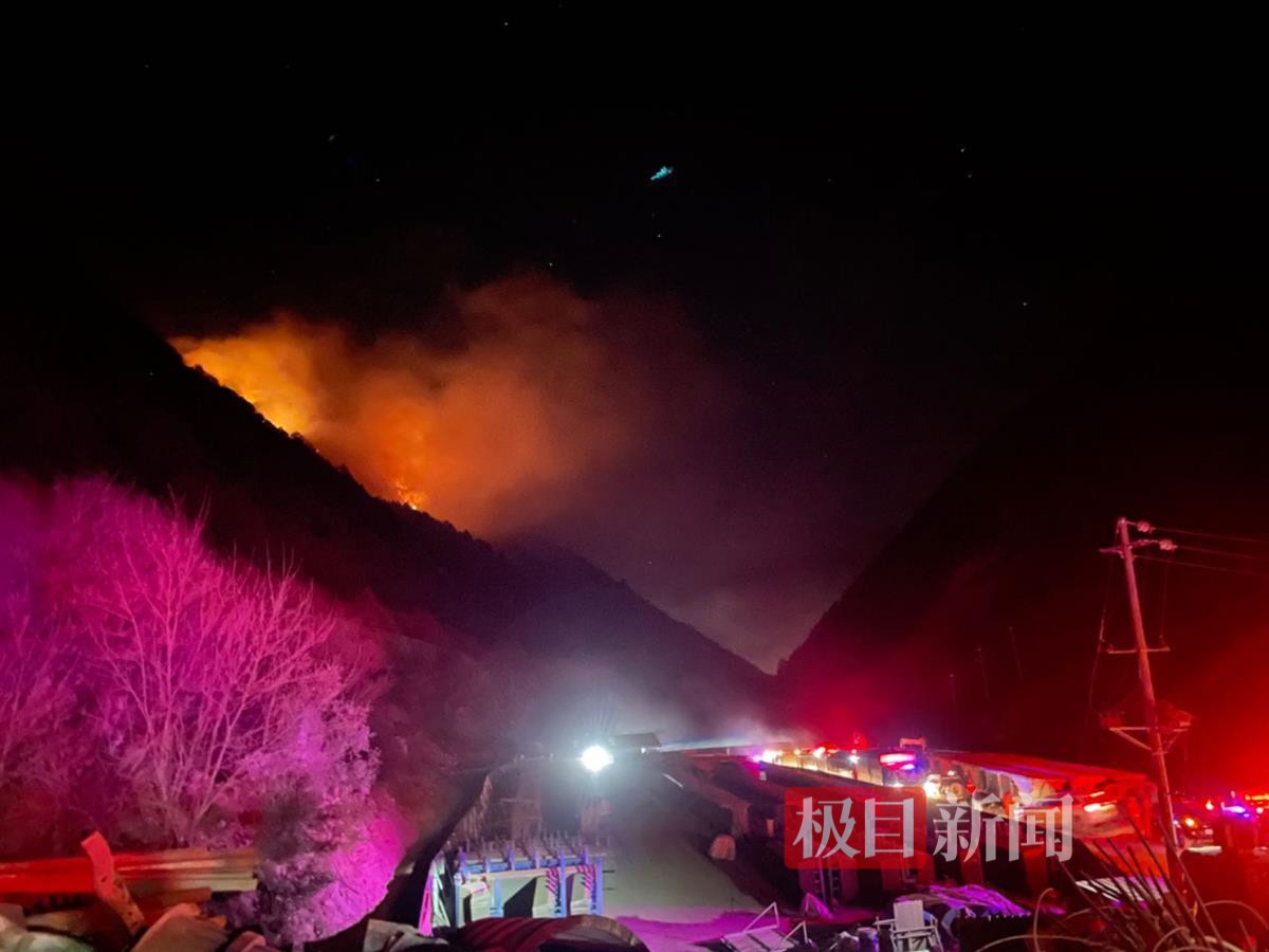 直击消防挺进雅江火场：森林消防员负重数十斤凌晨进火场，在超70度陡坡上彻夜奋战