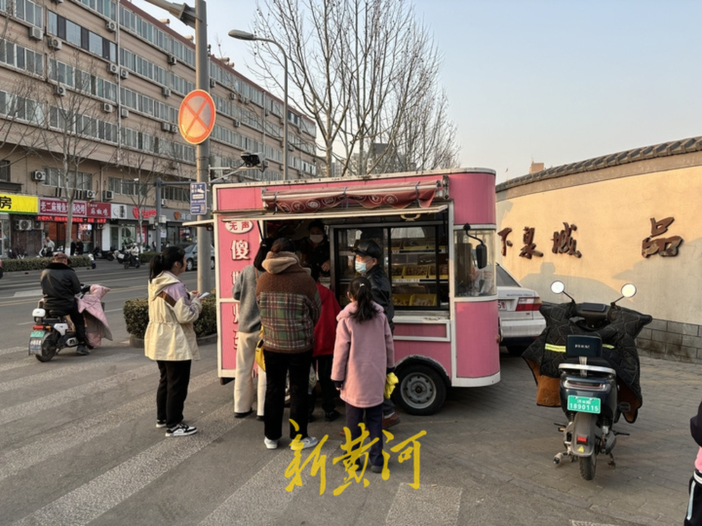 无声的爱！济南80后聋哑夫妻每天卖上百串炸串供孩子上大学